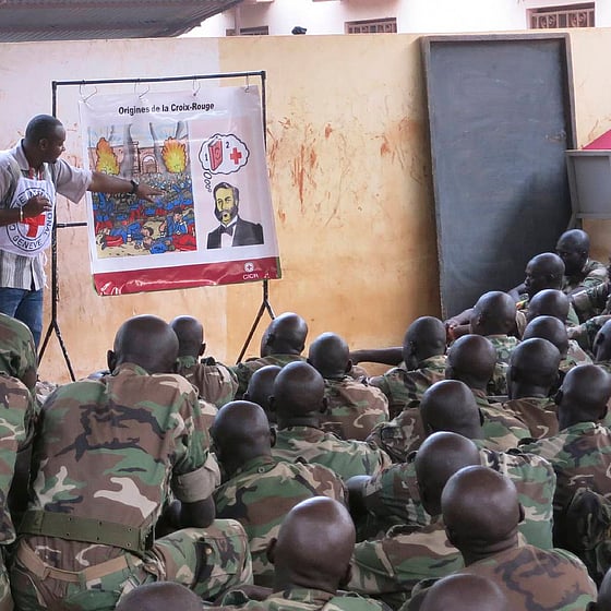 Soldater utbildas i humanitär rätt.