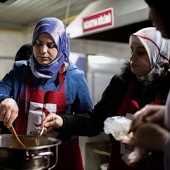 Röda Korset volontärer serverar mat