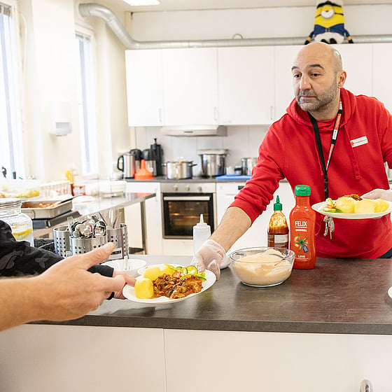 Människor i kö för mat. Familjer som inte har råd med kläder till barnen. När fattigdomen ökar skalar Röda Korset upp för att hjälpa fler – och kräver att våra politiker tar ansvar för ett medmänskligare Sverige där ingen ska behöva gå hungrig.