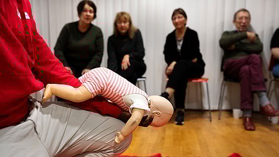 Malachi Arunda håller utbildning i HLR/Första hjälpen i Malmö i december 2023.