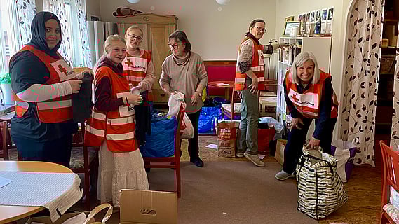 Röda Korset sorterar inlämnade kläder och saker till loppis i sommar