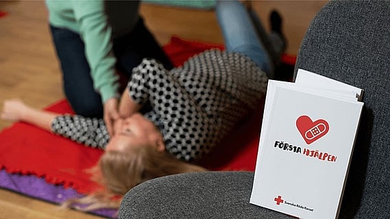 Utbildning i första hjälpen och hjärt och lungräddning för vuxna och barn.