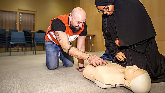Övningstillfälle i första hjälpen