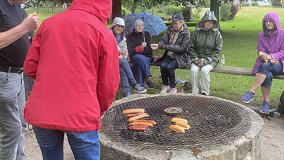 Korvgrillning och rödakorsare