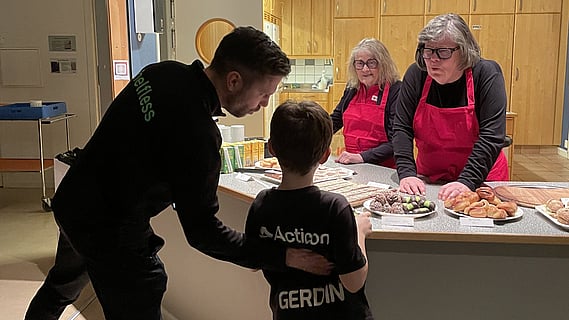 Röda korset serverar fika till förmån för Världens Barn