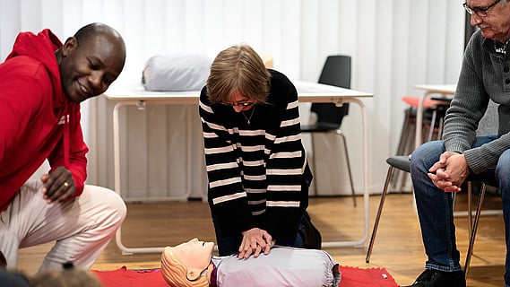 En kvinna tränar hjärt- lungräddning på en docka