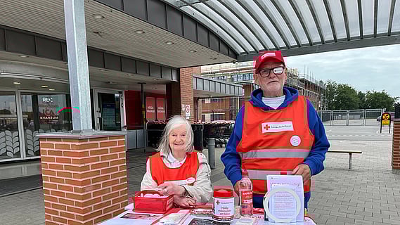 Vid Röda Korsbordet står Ulla och Ingvar.