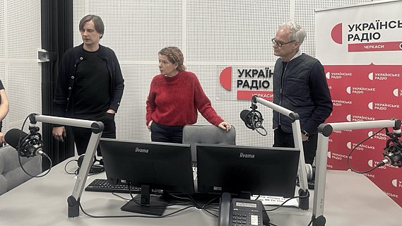 Människor i en radiostudio