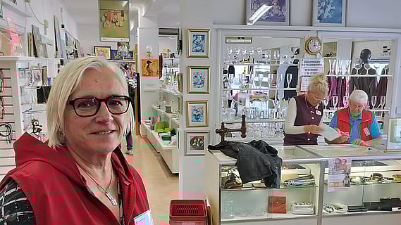 Monica Berg är sedan september 2025 nyanställd chef för kretsens tre secondhand-butiker i Gränna, Huskvarna och Jönköping. 