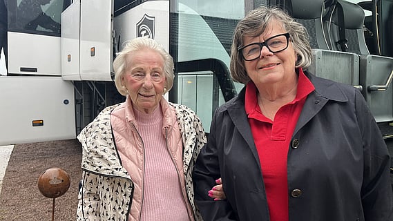 Vår sponsor Gunila Hammarberg och Ann Werthén från Röda Korset Habo utanför bussen. En pensionär hissas ombord på bussen från med hjälp av rullstolsrampen.  