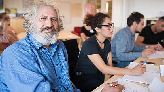 Studenter vid Röda Korsets språkcafé