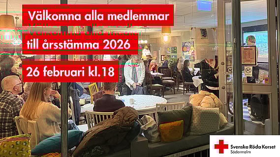 Cafélokal med människor som sitter ned och lyssnar på en talare. På bilden finns texten "Välkomna alla medlemmar till årsstämma 2026 26 februari kl.18."