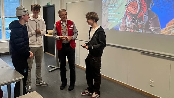 På Zetterbergsgymnasiet uppskattar eleverna Röda Korsets volontärer.