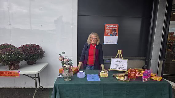 Röda Korset säljer lotter till förmån för Världens barn på Kärnekulladagen. 