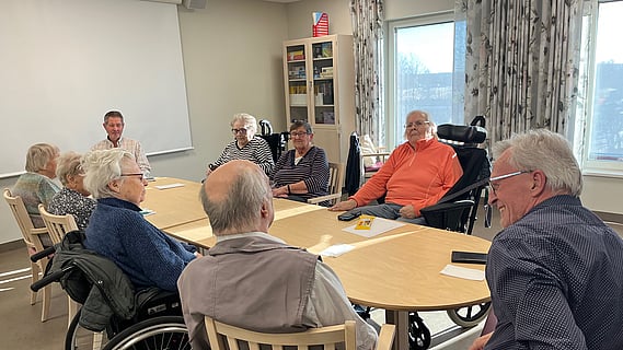 Röda Korsets Anders och Peter underhåller på Vågen