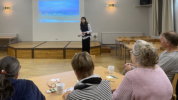 kommunens beredskapssamordnare visar bildspel