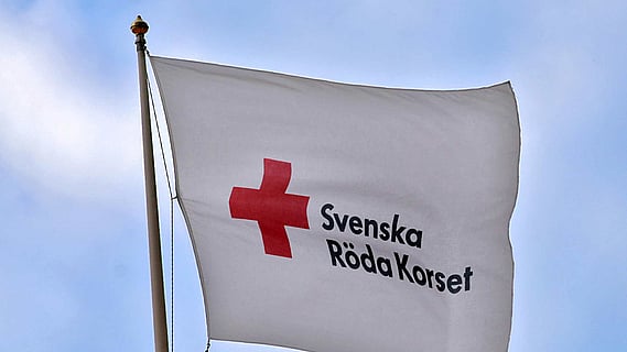 Svenska Röda Korsets logga på en flagga.