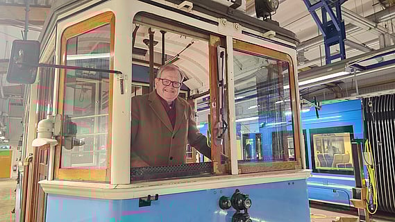 Magnus Braxell i spårvagnen i Alkärrshallen på Djurgården.