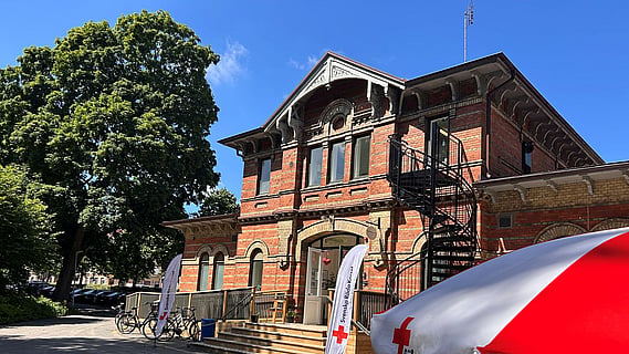 Bild på Röda Korsets hus i solsken