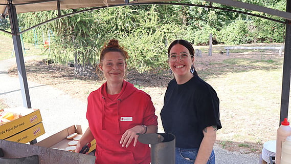 Laura Björck, samordnare Röda Korsets hus, tillsammans med Cecilia Turemark, Parkering Malmö, står vid grillen. 