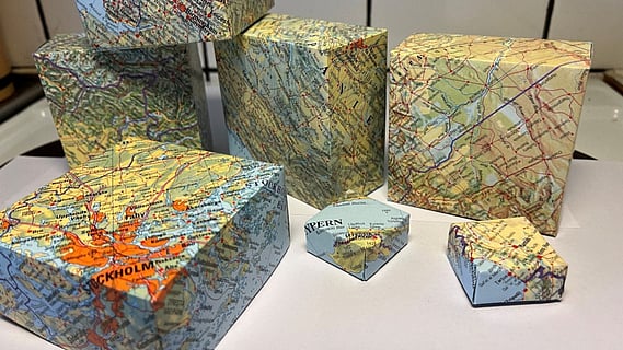 Papperask med kartbild