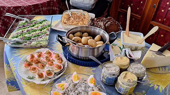 Sy- och stickcaféets deltagare firade påsken med en gemensam lunch i form av knytkalas – en uppskattad stund fylld av gemenskap, god mat och många skratt.