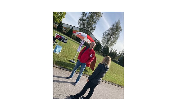 Anders Klockar, Röda Korset Katrineholm, i samtal med Evelina Crabb, programledare Radio Sörmland.