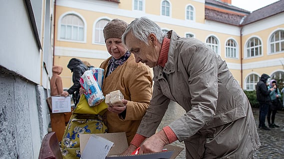 Äldre damer delar på hygienpaket i Ukraina 2022