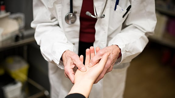 Få stöd av Röda Korset