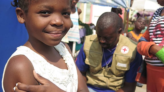 Barn får vaccin mot gula febern