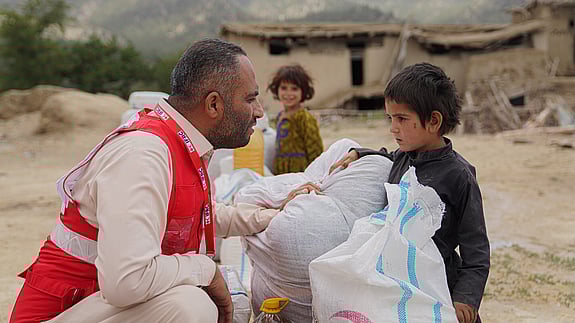 Hjälper i Afghanistan.