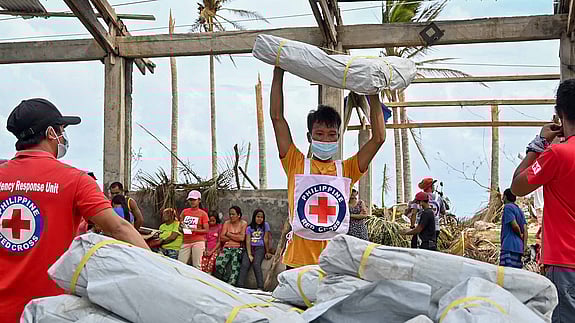 Nödhjälp i Filippinerna efter storm