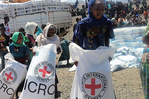 Nödhjälp delas ut i Etiopien av Röda Korset.