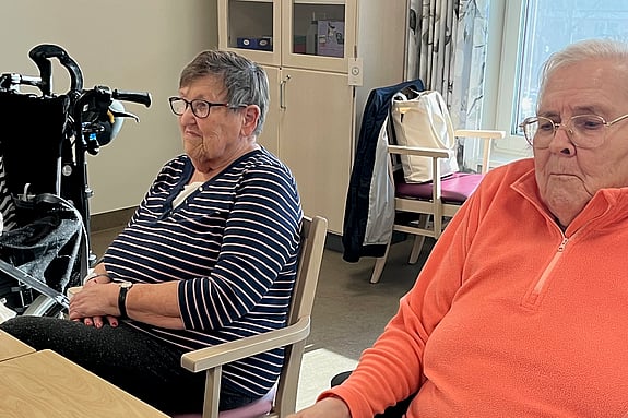 Vivi-Anne (t.v.) och Aina tog första och andra pris i onsdagens frågesport.