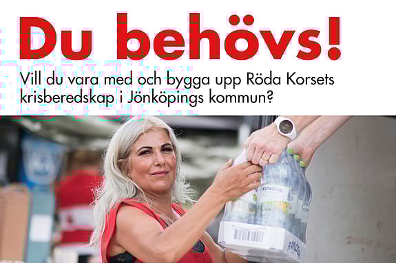 En kvinna som hjälper till att lasta vattenflaskor.