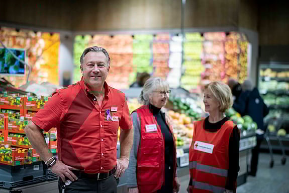 En man och två kvinnor i en matbutik.