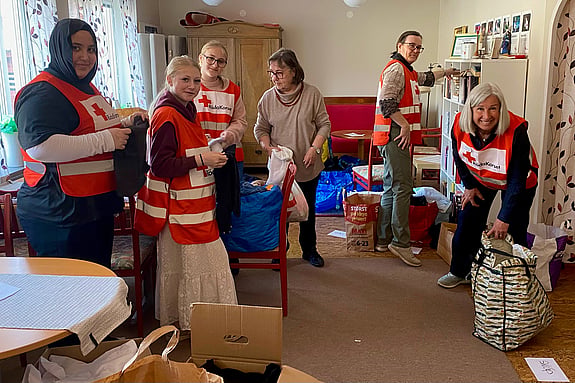 Röda Korset sorterar inlämnade kläder och saker till loppis i sommar