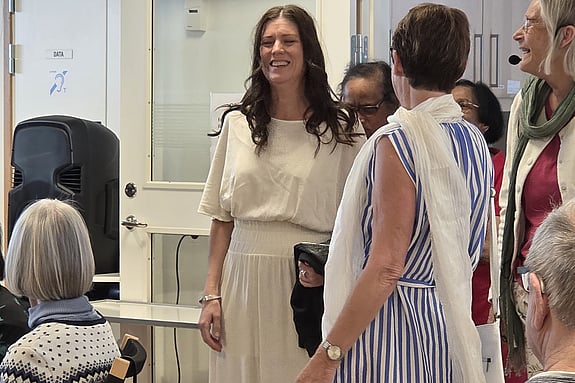 Manekänguppvisning och försäljning av kläder från Kupanbutikerna i Jönköping och Huskvarna. Lena Vigren från styrelsen är konferencier.