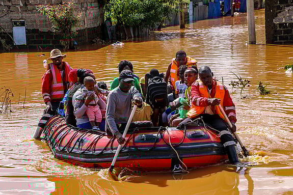 Människor sitter i en livräddande gummibåt.