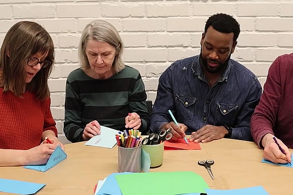 Personer vid ett bord