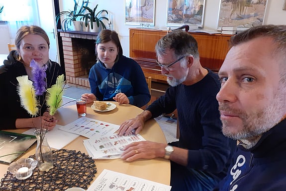 En grupp runt bordet på språkkafeet.