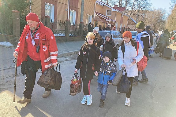 Karavan av rullstolar rullar ut ur Aleppo.