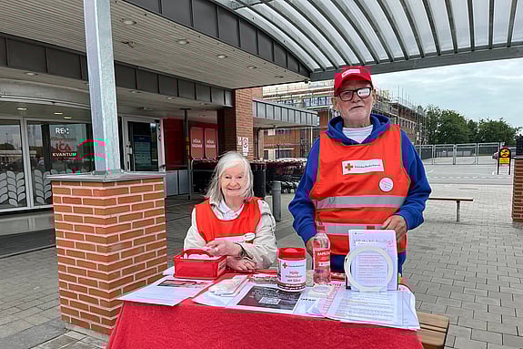 Vid Röda Korsbordet står Ulla och Ingvar.