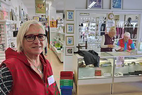 Monica Berg är sedan september 2025 nyanställd chef för kretsens tre secondhand-butiker i Gränna, Huskvarna och Jönköping.