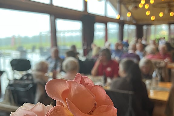 Deltagarna äter en god lunch på utflykten