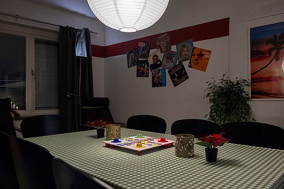 Bord med fia med knuff, står även julblommor på bordet