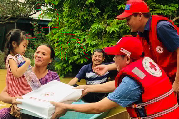 Matutdelning från Röda Korset efter en tyfon i Vietnam