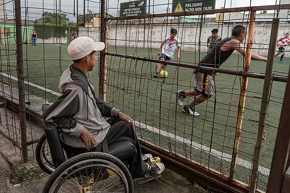 Pojken Wagner i rullstol vid fotbollsplan.