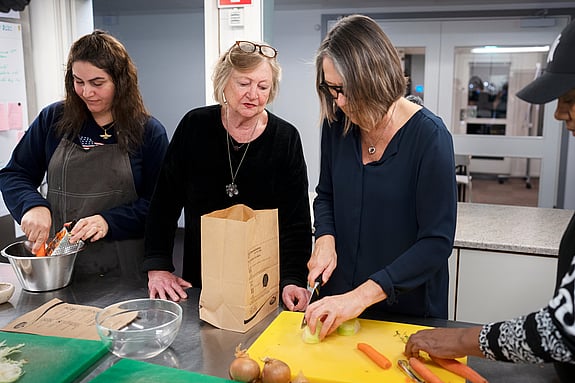 Fyra personer som lagar mat