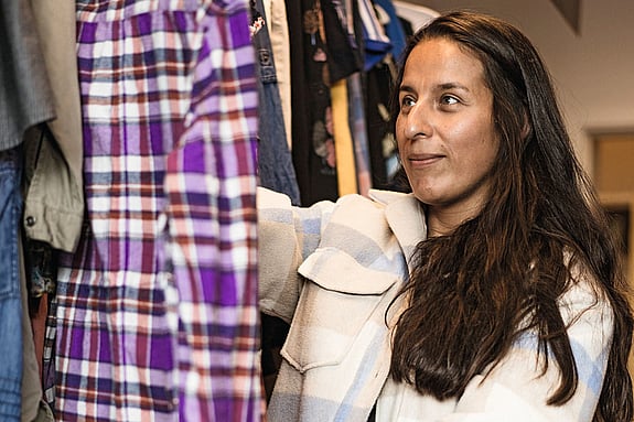 Camilla-Abrahamsson-tittar-kläder-i-second-hand-butiken